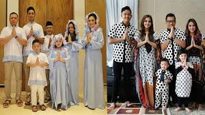 Tapi, tidak ada salahnya anda dan keluarga tetap tampil kompak dengan baju lebaran yang keren dan seragam. 7 Fashion Unik Keluarga Artis Indonesia Di Hari Lebaran Ada Yang Sederhana Banget Padahal Tajir Tribunnews Com Mobile