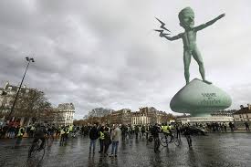 Une Statue A La Gloire D Emmanuel Macron Erigee Place De La Bastille Place De La Bastille Statue Emmanuel Macron
