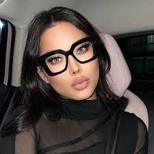 Mandi Black Square -reseptilasit naisille ja miehille