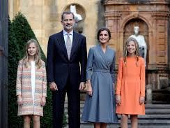 Sus hijas, leonor y sofía, y sus padres, el rey honorífico, juan carlos i, y la reina. A Level Spanish Speaking La Familia Real Espanola Teaching Resources