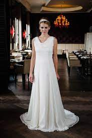 Suche casual hochzeitskleid mit haube wieder online für ihre unvergessliche hochzeit. Hochzeitskleid Wasserfall In Zarter Nostalgie Lochspitze