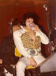 In June 1977, the cameras captured what would become one of the most haunting moments in music history as Elvis Presley stepped onto the stage for what would be his final televised