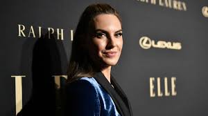 She's the queen of the cupcake, business badass, wife and mom of two littles, journalist and tv host. Kannibalismus Vorwurfe Armie Hammers Ex Elizabeth Geschockt Promiflash De