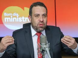 Boulos critica Zema: defesa de trabalho infantil é 'covardia' | InfoMoney