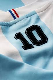 De titular y con la 9: Le Coq Sportif Inaugura Su Coleccion Legends Con Una Camiseta De Maradona En El Mundial 86