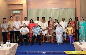 36 funny signage in johor bahru car collection by johor's sultan & family Sultan Ibrahim Sultan Iskandar Joyous Family The Bride And Groom With Their Respective Families Sharing The Happy Moment With The Johor Royal Family Meriah Pasangan Pengantin Bersama Keluarga Masing Masing Mengabadikan
