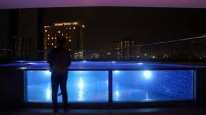 Wow Kolam Renang Di Hotel Grandhika Berdinding Kaca Seperti Berenang Di Akuarium Tribun Jateng