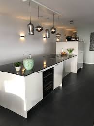 losstaande keuken met alles in 1 blok koken en spoelen aan de voorkant en een wijnkoelkast en bargedeelte aan de achterkant keuken wijnkoelkasten keukens
