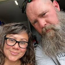 How to use the Carnival cruise hub app for messaging?