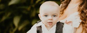 Una foto del día de su boda llamó la atención de todos por la reacción de  su bebé