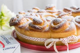 Torta di rose, la ricetta originale della tradizione la torta di rose è un dolce tipico della città di mantova che si prepara arrotolando la pasta in tante rose fino ad ottenere l'aspetto di un mazzo di fiori. Torta Di Rose Soffice Lucake