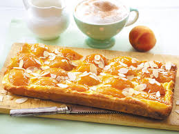 This recipe for an everyday german aprikosenkuchen, or apricot cake, is a classic that is easy to make and is often served with coffee. Aprikosenkuchen Vom Blech Backen So Geht S Lecker