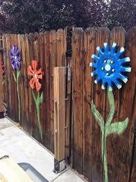 Uber 30 Deko Ideen Fur Den Gartenzaun Die Freude Bereiten Gartenzaun Deko Ideen Garten