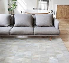 Onloom Kuhfell Teppich Triangular Der Elegante Fellteppich Triangular Weiss Macht Jeden Wohnraum Mit Seinem De Weisser Teppich Teppich Wohnzimmer Kuhfell Teppich