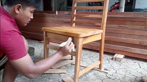 Kayu jati juga termasuk kayu yang sangat disukai oleh para pengusaha furniture. Cara Plitur Kayu Pakai Koas Plitur Kursi Meja Makan Kayu Jati Youtube