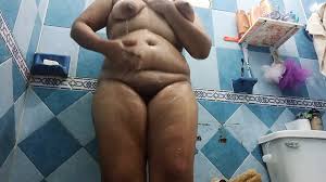 Pacar muda saya yang gemuk sedang mandi