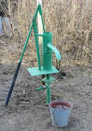 In den verschiedensten bereichen im leben können handwasserpumpen sehr nützlich sein. Handpumpe Zu Einem Artesischen Brunnen Fuhrt Pumpen Von Wasser Auf Den Garten Fur Die Bewasserung Lizenzfreie Fotos Bilder Und Stock Fotografie Image 67746990