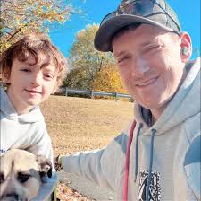 I'm currently skating in NYC (along the Hudson). First one to ask me for my  skateboard gets it. 👴🏼🛹🏙️