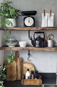 Das Holz In Dieser Kuche Ist So Schon In Kombination Mit Der Betonoptikwand Und Dekoration Diy Home Decor In 2020 Deko Tisch Betonoptik Wand Betonoptik