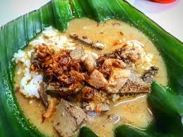 Kota ini terkenal dengan keindahannya, baik alam maupun di kotanya, selain itu solidaritas masyarakat hindhu nya yang sangat kental. Mengenal Nasi Gandul Makanan Khas Kabupaten Pati Teras Jateng