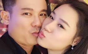 Ngay khi nghe tin ca sĩ vân quang long qua đời, cẩm ly đã không thể nén được nỗi đau khi đang quay chương trình gala nhạc việt chào năm mới. Jl0swolqcz0hum