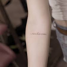 As Tatuagens De Frases De Maior Sucesso Em 2020 Blog Tattoo2me A tatuagem de resiliência vem fazendo sucesso, já que é uma palavra com um significado poderoso e que combina com qualquer parte do corpo.