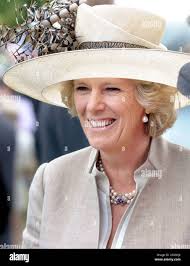 Camilla Parker Bowles chats agli ospiti di una festa in giardino a  Edimburgo, cui hanno partecipato anche Prince Charles e Prince William.  Testa, cappello Foto stock