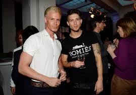 Join facebook to connect with robert paulat and others you may know. Cesky Ken Je Poradny Kalic Krabicka Cigaret A Flaska Vina Denne Jsou Pro Nej Normalni