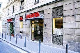 Business guests enjoy the breakfast. Hotel Santa Marta Barcelona