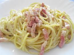 Pasta carbonara is one of those simple dinners we should all know how to make. Pasta Con Bechamel Pequerecetas Como Cocinar Pasta Recetas De Espaguetis Recetas De Pasta Italiana