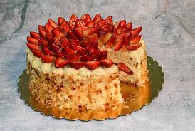 Conoce Nuestra Delicia De Fresas Es Una Torta Con Un Suave Bizcocho De Vainilla Relleno Con Crema De Vainilla Y Trozos De Fresas Y B Food Cheesecake Desserts