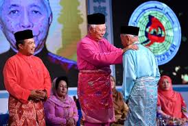 Maal Hijrah Bawa Mesej Bersatu Hati Ketepi Perbezaan Datuk Seri Najib Razak Tengah Mengalungkan Pingat Kepada T Malaysia Countries Around The World Fashion