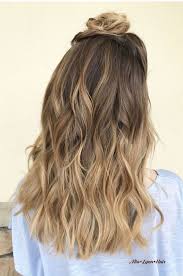 moderne frisur fur lange haare bun gebundene haare am skalp balayage dezent und cool haar styling balayage haare blond balayage frisur
