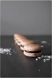 Macarons Chocolat Noir Et Fleur De Sel Chefnini Macaron Chocolat Macaron Chocolat Noir