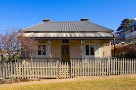 Aussie Rules 10 Key Australian Looks We Know And Love Beach House Exterior Traditional Exterior House Front