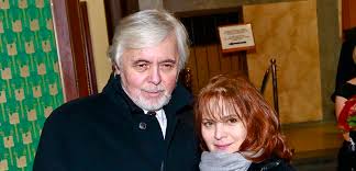 Server připomněl, že se herečka před šesti lety potýkala s rakovinou plic, lékaři museli pětinu orgánu odebrat. Josef Abrham A Libuse Safrankova Utikaji Z Prahy Sedmicka Cz