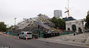 So the solution was a slice of the corner of the hill, leaving room for the arch and also to lower the mound a little bit. 82ft Tall Marble Arch Mound Takes Shape Ahead Of July 26 Opening Daily Mail Online