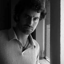 ausente, caviloso, embebido, absorto, embobado, enajenado, enfrascado,  ensimismado, meditabundo, pensativo, cortometrajista.