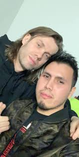 Not everyone was as pleased to see him... 😬 Read more:  https://trib.al/uksDijM