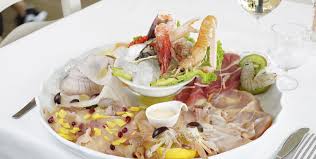 Possiamo cucinare la cernia intera al forno, salandola e trasferendola in una teglia. Ristorante Di Pesce E Pizza A Riccione La Fattoria Del Mare