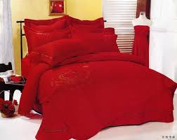 غرف نوم حمراء لليلة رومانسية