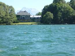 Chateau Du Lac Au Bord De Son Immense Lac Prive Au Sud De Grenoble A Louer Pour Des Vacances Location Vacances France Locations Vacances Vacances