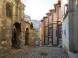 Balat mahallesi dışkı kokuyor , şehre uzak , trafik sorunu var , ne denizi var ne uludağ navası ne şimdilerde bursa'nın en zengin insanlarının yaşadığı yer olarak göze çarpıyor ama ne özelliği olduğunu hala anlamış değilim açıkçası 15 yıl önce koyun ot. Fener Balat Cibali Gezisi Turu Evleri Nasil Gidilir Fener Istanbul Geziler