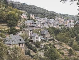 C Est Avec Plaisir Qu On Partage Avec Vous Cette Photo De Conques Le Plus Charmant Des Villages Aveyronnais Selon Nous L Un De No Paris Skyline Skyline Paris