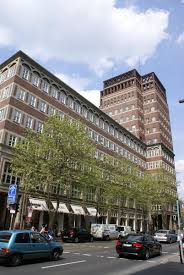 Architekt war ein anderer wilhelm, nämlich wilhelm kreis, direktor der kunstgewerbeschule düsseldorf, die später in die kunstakademie überging. Wilhelm Marx Haus Dusseldorf Altstadt 1924 Structurae