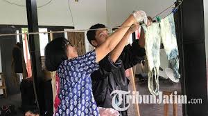 Check spelling or type a new query. Kreasikan Totebag Dengan Shibori Arashi Teknik Mewarna Kain Diikatkan Ke Botol Atau Tongkat Tribun Jatim