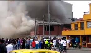 Los trabajos para detener el incendio continúan con la presencia de más de 30 bomberos, así como el grupo especializado de materiales peligrosos y equipo de rescate, para controlar por completo la situación. Emergencia Por Incendio Se Registra En Fontibon Kienyke
