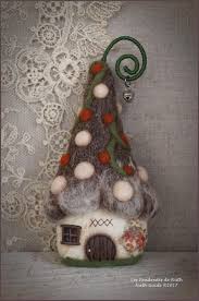 Petite Maison De Lutin Porte Bonheur Laine Par Lesvendredisdenath Wool Felt Felt Crafty