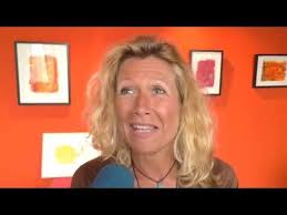 We zijn eraan begonnen, een week lang leven we in het teken van de 90's en rapen we herinneringen van vroeger terug op. Anne De Baetzelier Poseert Naakt By Showbizztv Belgie