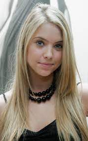 A few months ago, ashley benson chopped her hair into a trendy bob and gave it a cute nickname: Ashley Benson Beauty Evolution Pretty Little Liars Hair And Makeup Teen Vogue
